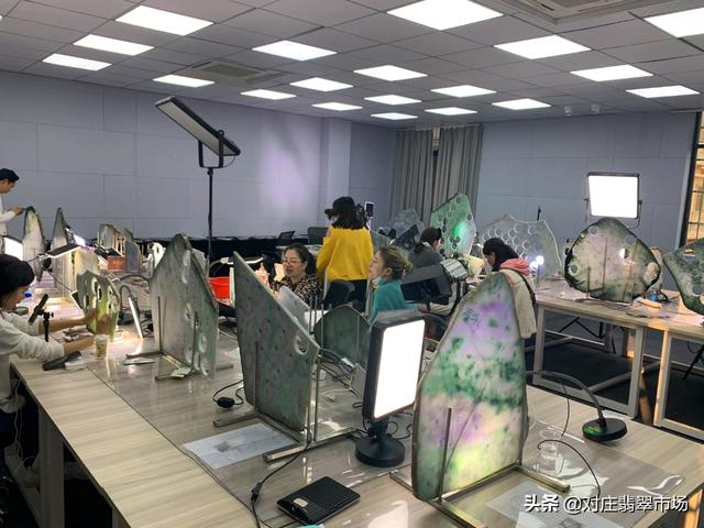 学翡翠知识的软件翡翠的学名是什么-第3张图片-翡翠网 学翡翠知识的软件翡翠的学名是什么-第3张图片-翡翠网