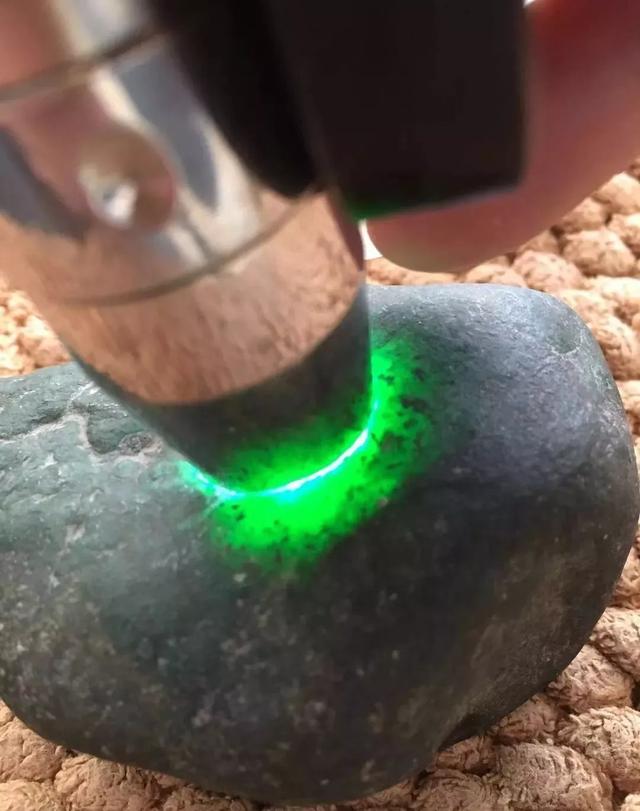 怎么选翡翠原石,40公斤莫湾基翡翠原石色料-第3张图片-翡翠网 怎么选翡翠原石,40公斤莫湾基翡翠原石色料-第3张图片-翡翠网