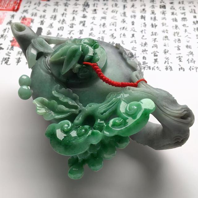 盘玩翡翠知识,老翡翠的盘玩和养护-第1张图片-翡翠网 盘玩翡翠知识,老翡翠的盘玩和养护-第1张图片-翡翠网