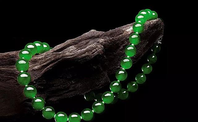 一千万满绿翡翠手镯,慈禧翡翠手镯价值-第11张图片-翡翠网 一千万满绿翡翠手镯,慈禧翡翠手镯价值-第11张图片-翡翠网