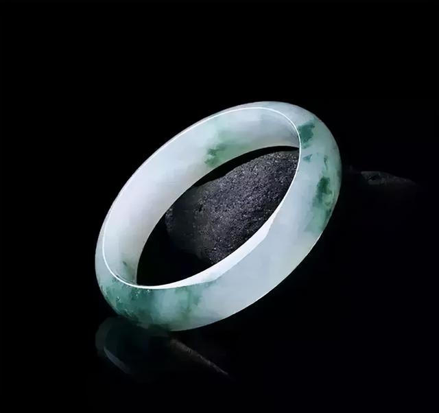 翡翠手镯石纹处理,翡翠带石纹价格-第1张图片-翡翠网 翡翠手镯石纹处理,翡翠带石纹价格-第1张图片-翡翠网