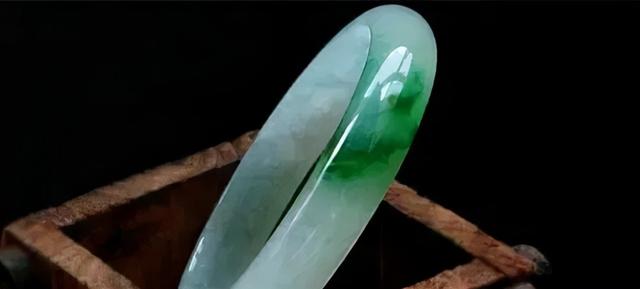 翡翠手镯石纹处理,翡翠带石纹价格-第4张图片-翡翠网 翡翠手镯石纹处理,翡翠带石纹价格-第4张图片-翡翠网