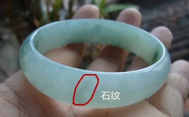翡翠手镯石纹处理,翡翠带石纹价格-第7张图片-翡翠网 翡翠手镯石纹处理,翡翠带石纹价格-第7张图片-翡翠网