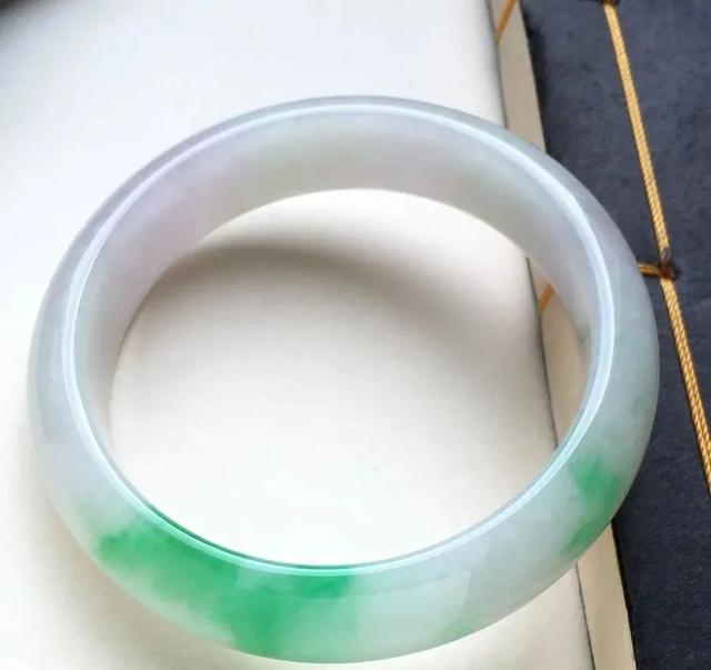 翡翠手镯石纹处理,翡翠带石纹价格-第8张图片-翡翠网 翡翠手镯石纹处理,翡翠带石纹价格-第8张图片-翡翠网