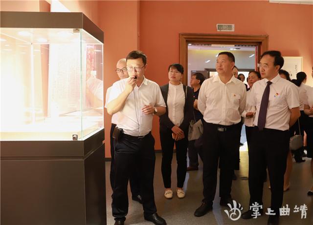 曲靖原石翡翠矿场翡翠有几种伴生矿-第2张图片-翡翠网 曲靖原石翡翠矿场翡翠有几种伴生矿-第2张图片-翡翠网