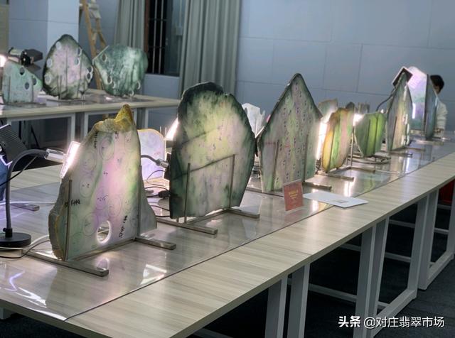 飘花翡翠手镯知识,翡翠飘花值钱吗-第2张图片-翡翠网 飘花翡翠手镯知识,翡翠飘花值钱吗-第2张图片-翡翠网