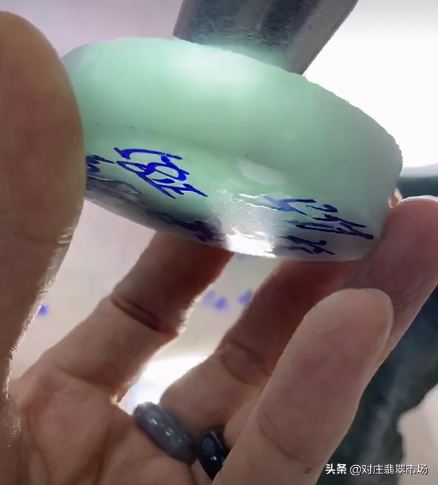 飘花翡翠手镯知识,翡翠飘花值钱吗-第10张图片-翡翠网 飘花翡翠手镯知识,翡翠飘花值钱吗-第10张图片-翡翠网