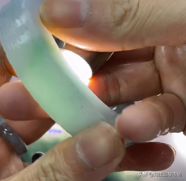 飘花翡翠手镯知识,翡翠飘花值钱吗-第11张图片-翡翠网 飘花翡翠手镯知识,翡翠飘花值钱吗-第11张图片-翡翠网