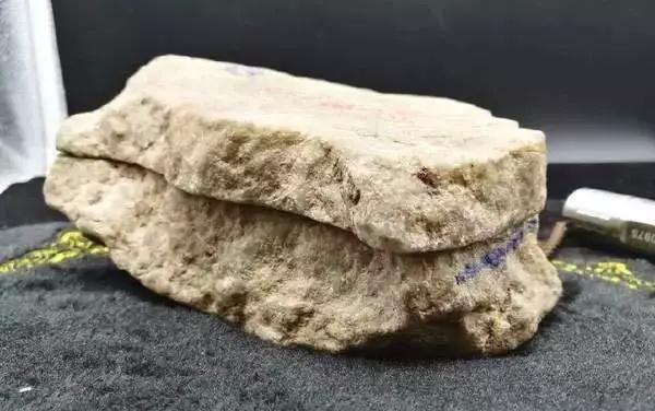 全是棉的会卡原石,翡翠原石内部的棉是如何形成的-第1张图片-翡翠网 全是棉的会卡原石,翡翠原石内部的棉是如何形成的-第1张图片-翡翠网