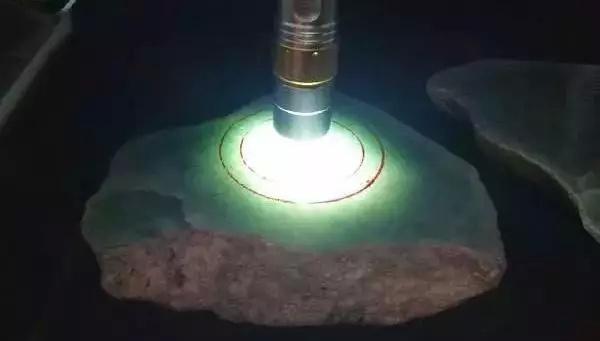 全是棉的会卡原石,翡翠原石内部的棉是如何形成的-第8张图片-翡翠网 全是棉的会卡原石,翡翠原石内部的棉是如何形成的-第8张图片-翡翠网