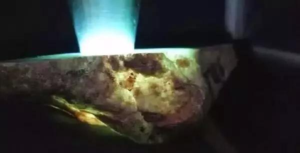 全是棉的会卡原石,翡翠原石内部的棉是如何形成的-第10张图片-翡翠网 全是棉的会卡原石,翡翠原石内部的棉是如何形成的-第10张图片-翡翠网