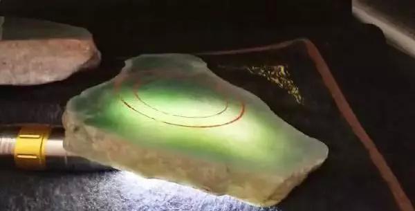 全是棉的会卡原石,翡翠原石内部的棉是如何形成的-第11张图片-翡翠网 全是棉的会卡原石,翡翠原石内部的棉是如何形成的-第11张图片-翡翠网