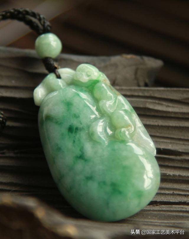 翡翠手镯黑线多少钱翡翠手镯卖多少钱合适-第2张图片-翡翠网 翡翠手镯黑线多少钱翡翠手镯卖多少钱合适-第2张图片-翡翠网