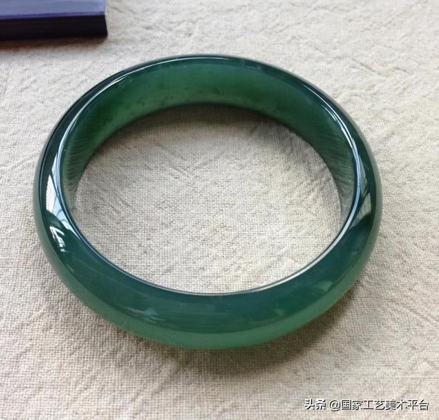 翡翠手镯黑线多少钱翡翠手镯卖多少钱合适-第3张图片-翡翠网 翡翠手镯黑线多少钱翡翠手镯卖多少钱合适-第3张图片-翡翠网