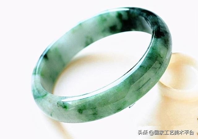 翡翠手镯黑线多少钱翡翠手镯卖多少钱合适-第5张图片-翡翠网 翡翠手镯黑线多少钱翡翠手镯卖多少钱合适-第5张图片-翡翠网