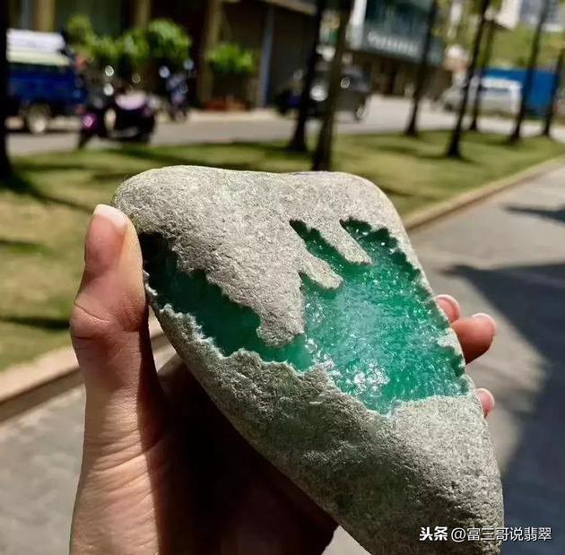 翡翠原石估价一小块翡翠原石多少钱-第6张图片-翡翠网 翡翠原石估价一小块翡翠原石多少钱-第6张图片-翡翠网