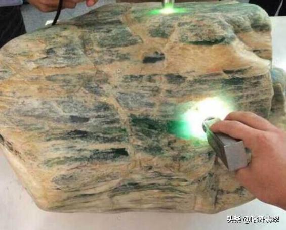 香港天价翡翠原石图片,亿元翡翠原石-第1张图片-翡翠网 香港天价翡翠原石图片,亿元翡翠原石-第1张图片-翡翠网