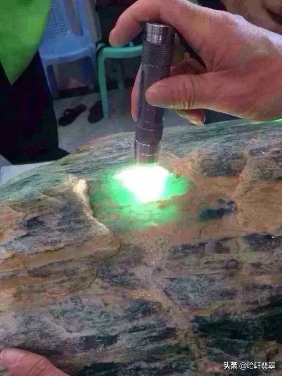 香港天价翡翠原石图片,亿元翡翠原石-第5张图片-翡翠网 香港天价翡翠原石图片,亿元翡翠原石-第5张图片-翡翠网