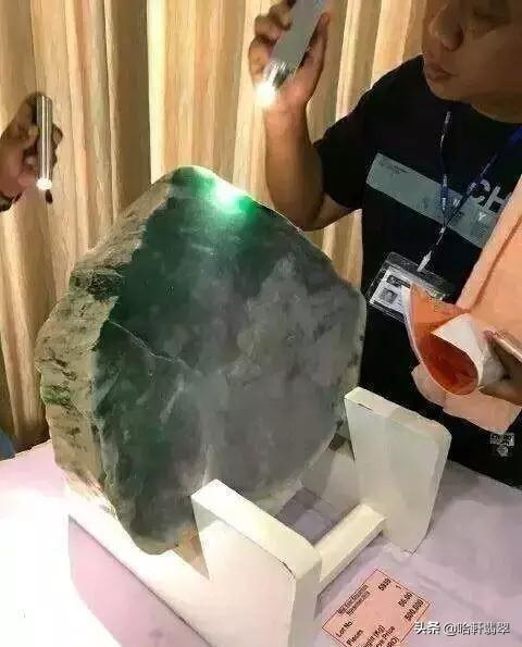 香港天价翡翠原石图片,亿元翡翠原石-第8张图片-翡翠网 香港天价翡翠原石图片,亿元翡翠原石-第8张图片-翡翠网
