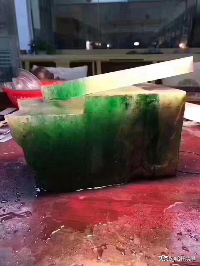 香港天价翡翠原石图片,亿元翡翠原石-第9张图片-翡翠网 香港天价翡翠原石图片,亿元翡翠原石-第9张图片-翡翠网