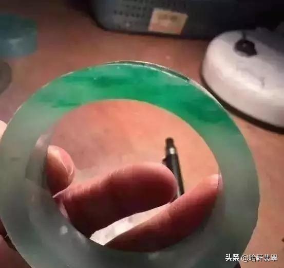 香港天价翡翠原石图片,亿元翡翠原石-第11张图片-翡翠网 香港天价翡翠原石图片,亿元翡翠原石-第11张图片-翡翠网