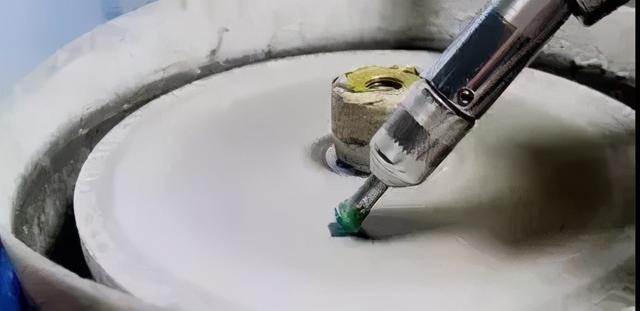 玉石造假过程视频,假翡翠手镯视频大全-第5张图片-翡翠网 玉石造假过程视频,假翡翠手镯视频大全-第5张图片-翡翠网