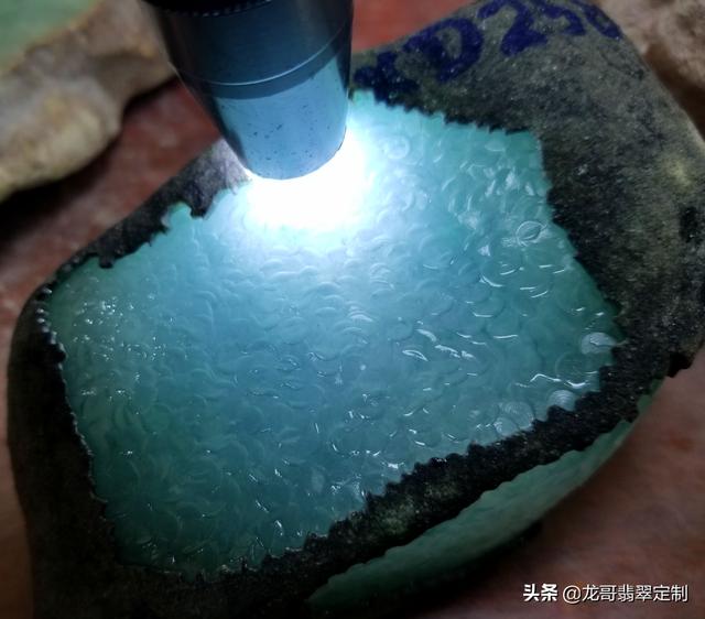 翡翠蜡皮壳好还是原石好,木那觉堆原石蜡壳红皮-第1张图片-翡翠网 翡翠蜡皮壳好还是原石好,木那觉堆原石蜡壳红皮-第1张图片-翡翠网