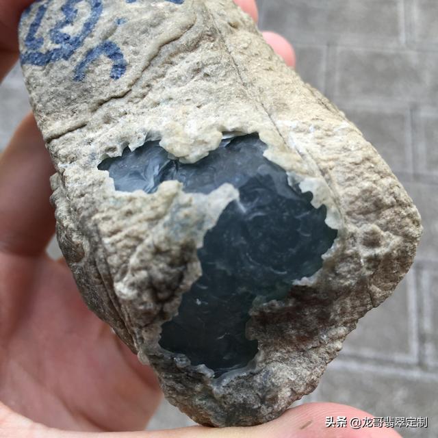 翡翠蜡皮壳好还是原石好,木那觉堆原石蜡壳红皮-第2张图片-翡翠网 翡翠蜡皮壳好还是原石好,木那觉堆原石蜡壳红皮-第2张图片-翡翠网