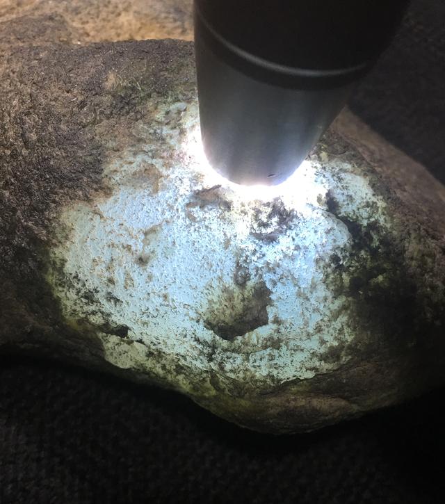 会卡沙皮原石翡翠原石翻沙皮料图解-第2张图片-翡翠网 会卡沙皮原石翡翠原石翻沙皮料图解-第2张图片-翡翠网