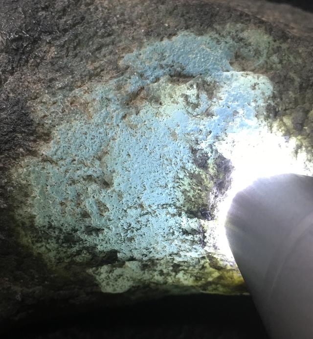 会卡沙皮原石翡翠原石翻沙皮料图解-第3张图片-翡翠网 会卡沙皮原石翡翠原石翻沙皮料图解-第3张图片-翡翠网