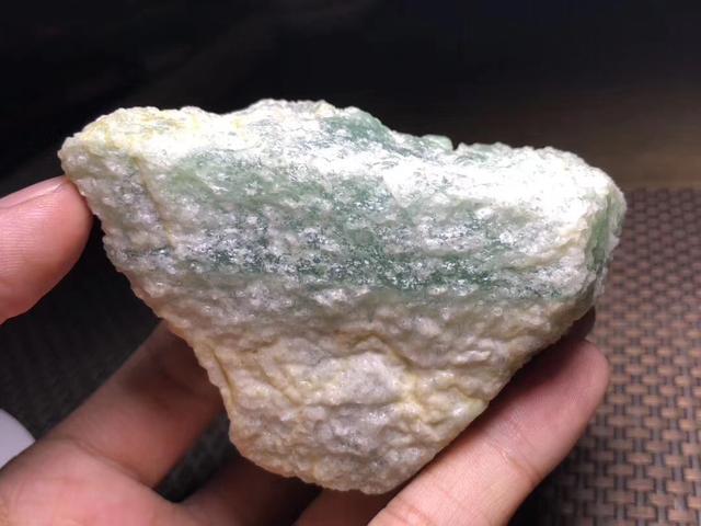 会卡沙皮原石翡翠原石翻沙皮料图解-第4张图片-翡翠网 会卡沙皮原石翡翠原石翻沙皮料图解-第4张图片-翡翠网