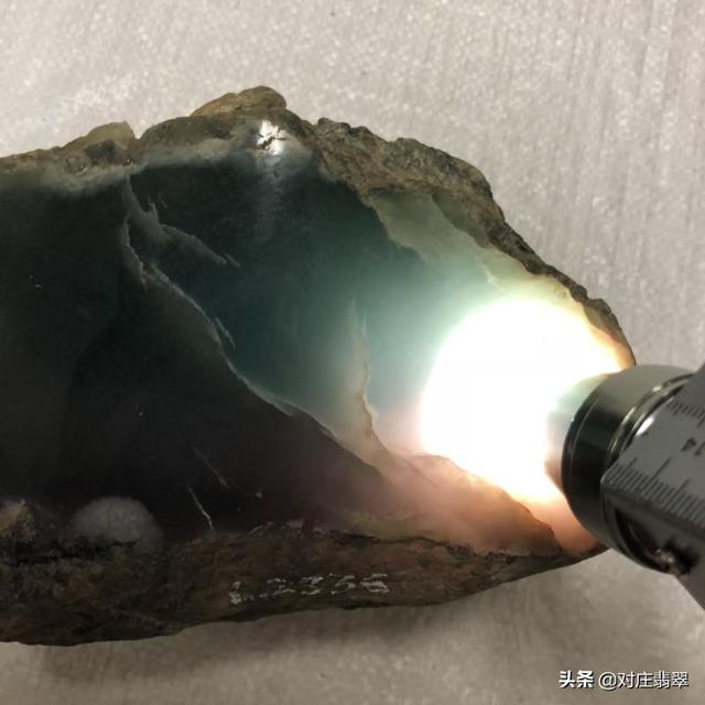 识别翡翠原石手镯真假,翡翠原石技巧-第11张图片-翡翠网 识别翡翠原石手镯真假,翡翠原石技巧-第11张图片-翡翠网