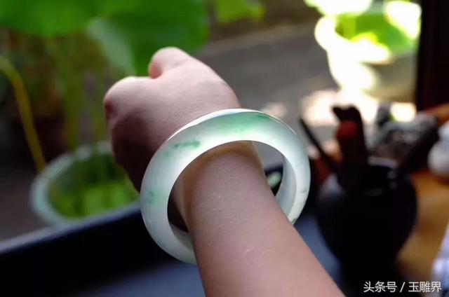 翡翠手镯有裂纹怎么办,瑕疵翡翠手镯有棉絮-第1张图片-翡翠网 翡翠手镯有裂纹怎么办,瑕疵翡翠手镯有棉絮-第1张图片-翡翠网