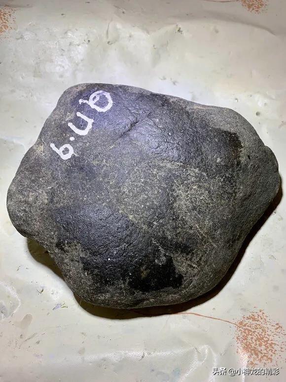 一块开窗发黑的翡翠原石大马坎翡翠原石-第1张图片-翡翠网 一块开窗发黑的翡翠原石大马坎翡翠原石-第1张图片-翡翠网