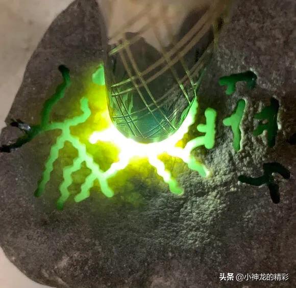 一块开窗发黑的翡翠原石大马坎翡翠原石-第3张图片-翡翠网 一块开窗发黑的翡翠原石大马坎翡翠原石-第3张图片-翡翠网