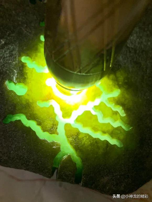 一块开窗发黑的翡翠原石大马坎翡翠原石-第4张图片-翡翠网 一块开窗发黑的翡翠原石大马坎翡翠原石-第4张图片-翡翠网