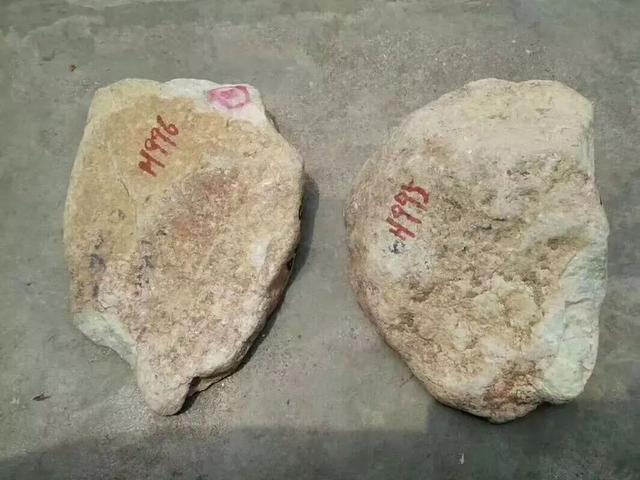 满绿翡翠手镯贵吗满豆绿翡翠手镯的价格-第1张图片-翡翠网 满绿翡翠手镯贵吗满豆绿翡翠手镯的价格-第1张图片-翡翠网