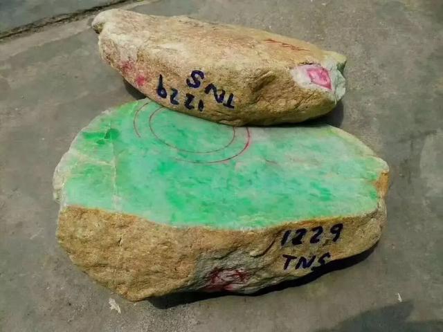 满绿翡翠手镯贵吗满豆绿翡翠手镯的价格-第2张图片-翡翠网 满绿翡翠手镯贵吗满豆绿翡翠手镯的价格-第2张图片-翡翠网