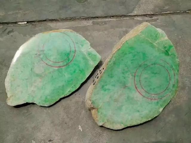 满绿翡翠手镯贵吗满豆绿翡翠手镯的价格-第3张图片-翡翠网 满绿翡翠手镯贵吗满豆绿翡翠手镯的价格-第3张图片-翡翠网