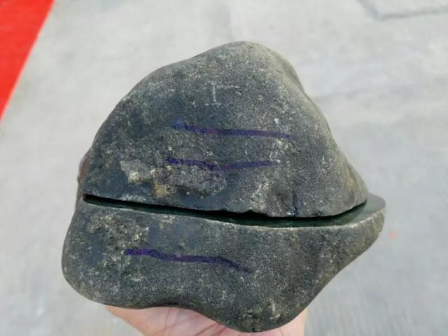 格应角场口翡翠原石切开,翡翠原石的价位-第1张图片-翡翠网 格应角场口翡翠原石切开,翡翠原石的价位-第1张图片-翡翠网