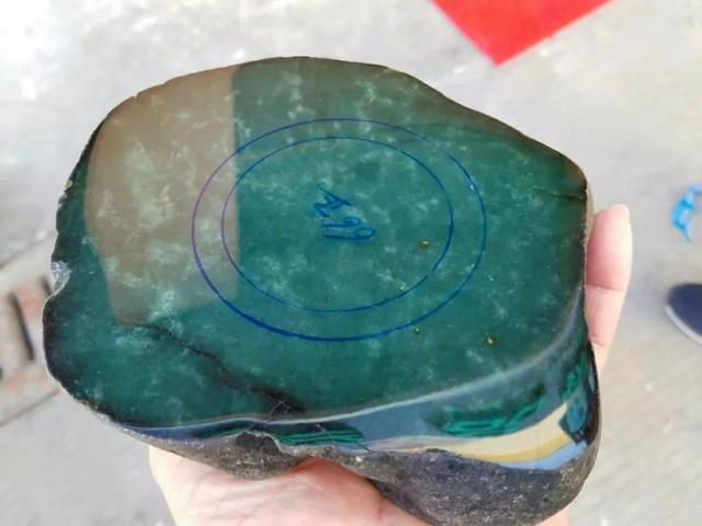 格应角场口翡翠原石切开,翡翠原石的价位-第2张图片-翡翠网 格应角场口翡翠原石切开,翡翠原石的价位-第2张图片-翡翠网