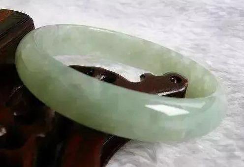 冰豆种翡翠手镯特征,冰豆翡翠的价格-第10张图片-翡翠网 冰豆种翡翠手镯特征,冰豆翡翠的价格-第10张图片-翡翠网