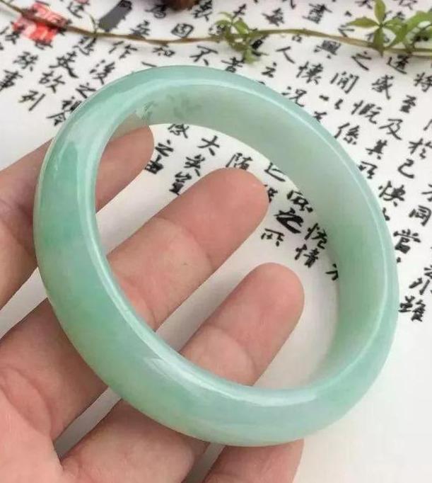 冰豆种翡翠手镯特征,冰豆翡翠的价格-第13张图片-翡翠网 冰豆种翡翠手镯特征,冰豆翡翠的价格-第13张图片-翡翠网