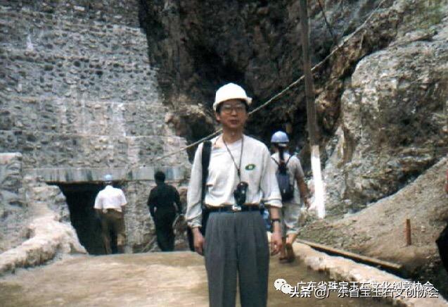 会卡翡翠原石的特点翡翠原石电话-第1张图片-翡翠网 会卡翡翠原石的特点翡翠原石电话-第1张图片-翡翠网