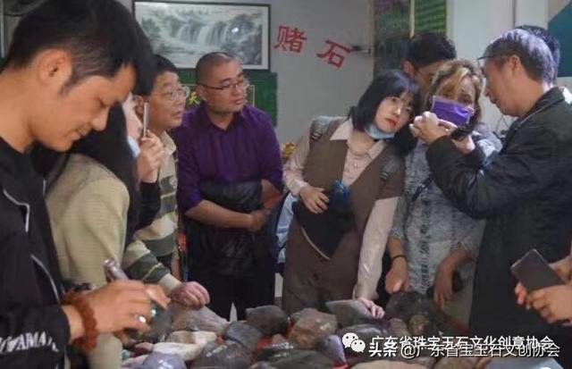 会卡翡翠原石的特点翡翠原石电话-第4张图片-翡翠网 会卡翡翠原石的特点翡翠原石电话-第4张图片-翡翠网