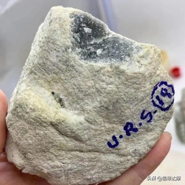 玩翡翠原石的五大秘诀的简单介绍-第3张图片-翡翠网 玩翡翠原石的五大秘诀的简单介绍-第3张图片-翡翠网