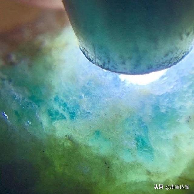 玩翡翠原石的五大秘诀的简单介绍-第4张图片-翡翠网 玩翡翠原石的五大秘诀的简单介绍-第4张图片-翡翠网