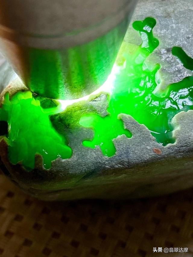 玩翡翠原石的五大秘诀的简单介绍-第6张图片-翡翠网 玩翡翠原石的五大秘诀的简单介绍-第6张图片-翡翠网