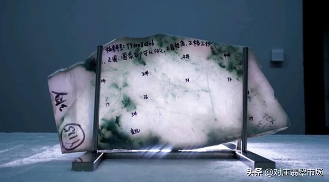 翡翠手镯芯为什么那么便宜翡翠镯芯原石泡在水里涨大了-第3张图片-翡翠网 翡翠手镯芯为什么那么便宜翡翠镯芯原石泡在水里涨大了-第3张图片-翡翠网