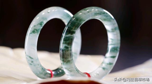 翡翠手镯芯为什么那么便宜翡翠镯芯原石泡在水里涨大了-第4张图片-翡翠网 翡翠手镯芯为什么那么便宜翡翠镯芯原石泡在水里涨大了-第4张图片-翡翠网